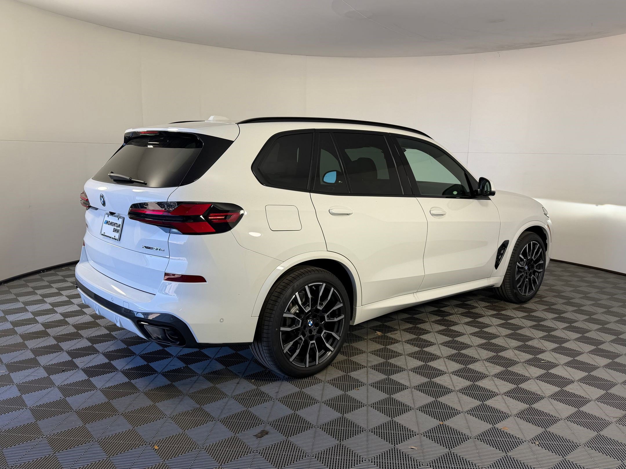 New 2026 BMW X5 xDrive50e image 9