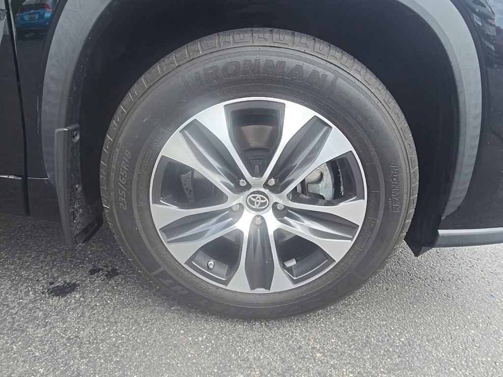 Used 2021 Toyota Highlander XLE AWD/4WD image 11