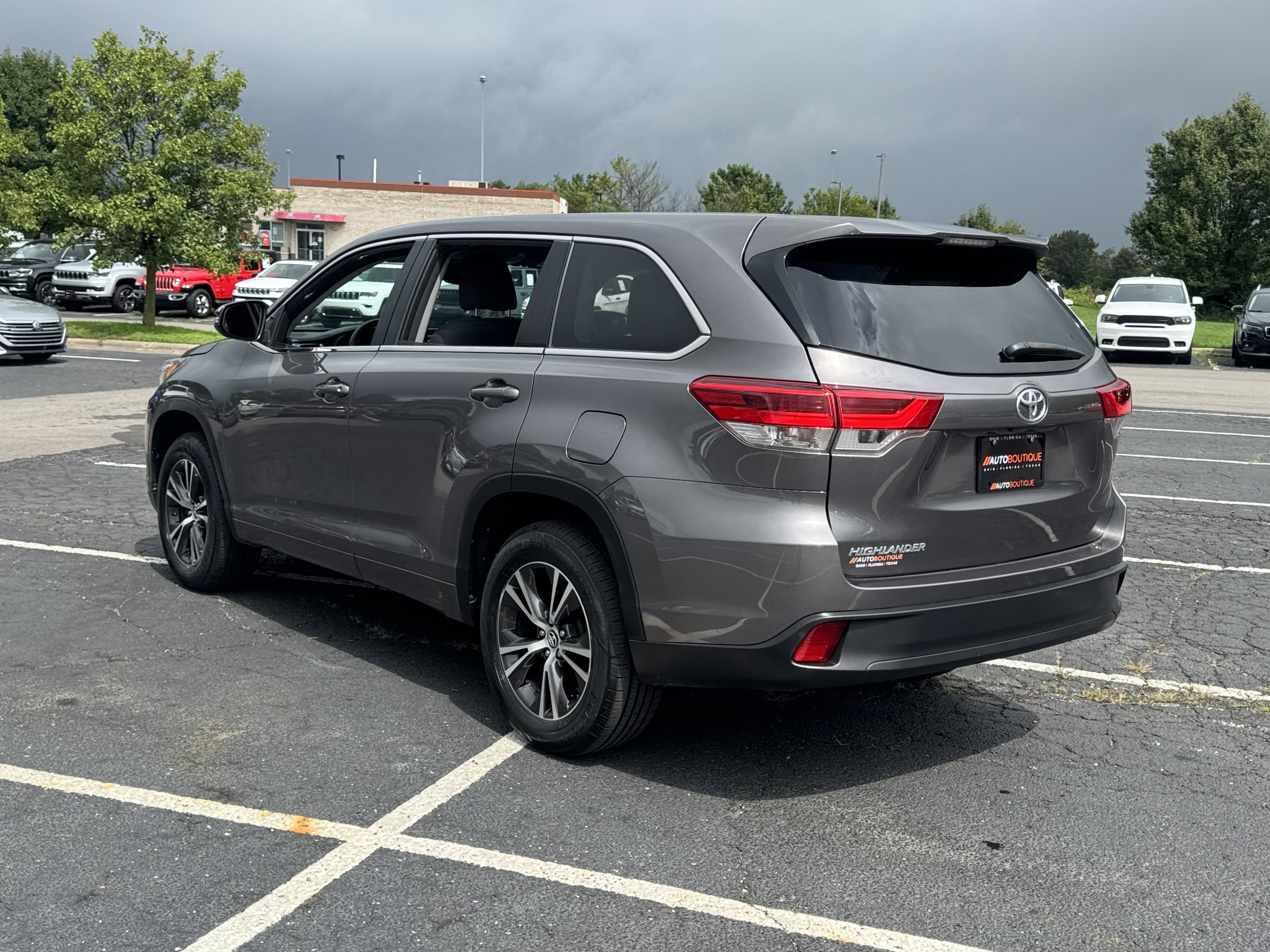 Used 2018 Toyota Highlander LE FWD image 10