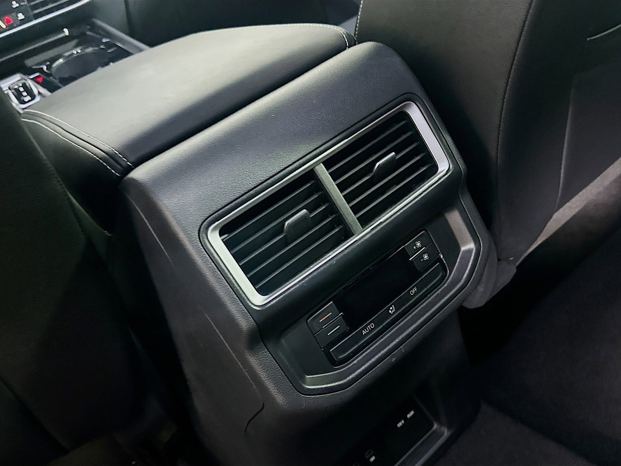 Used 2025 Volkswagen Atlas SE image 25