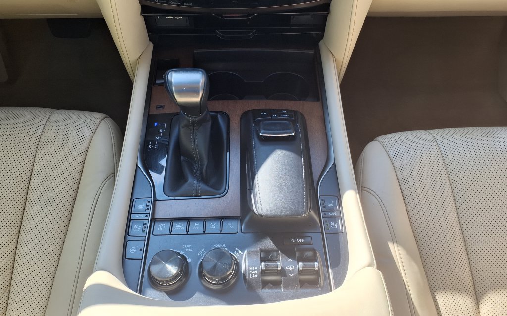 Used 2021 Lexus LX 570 4WD w/ Luxury Package image 32