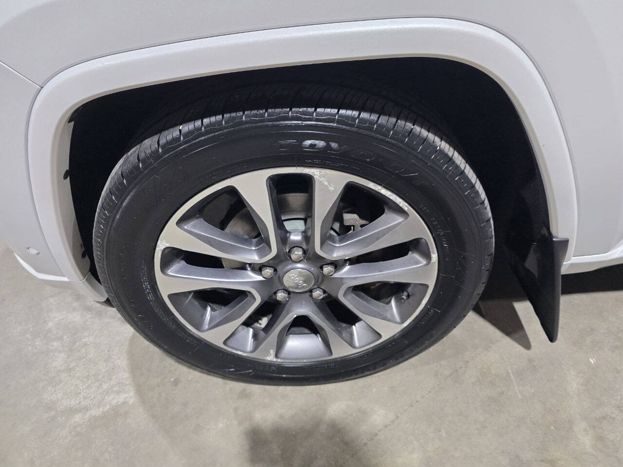 Used 2018 Jeep Grand Cherokee Overland AWD/4WD image 23
