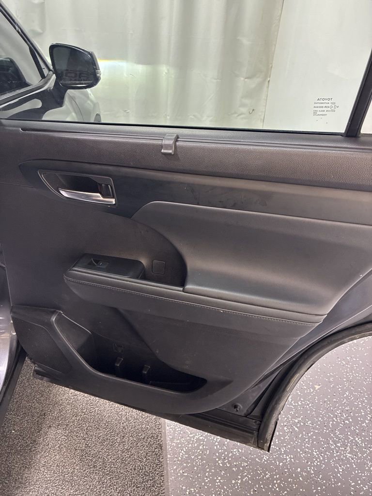 Used 2022 Toyota Highlander XSE AWD/4WD image 30