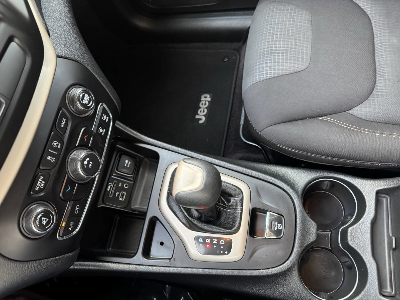 Used 2017 Jeep Cherokee Latitude w/ Safety/Convenience Group image 34