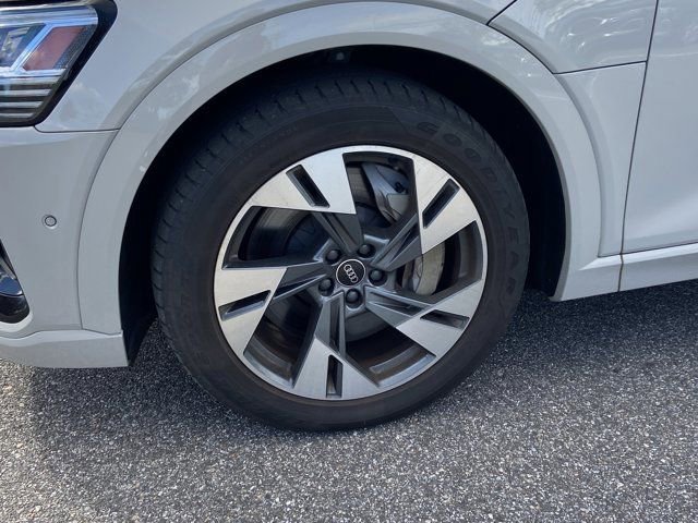 Used 2022 Audi e-tron Premium w/ Convenience Plus Package image 9