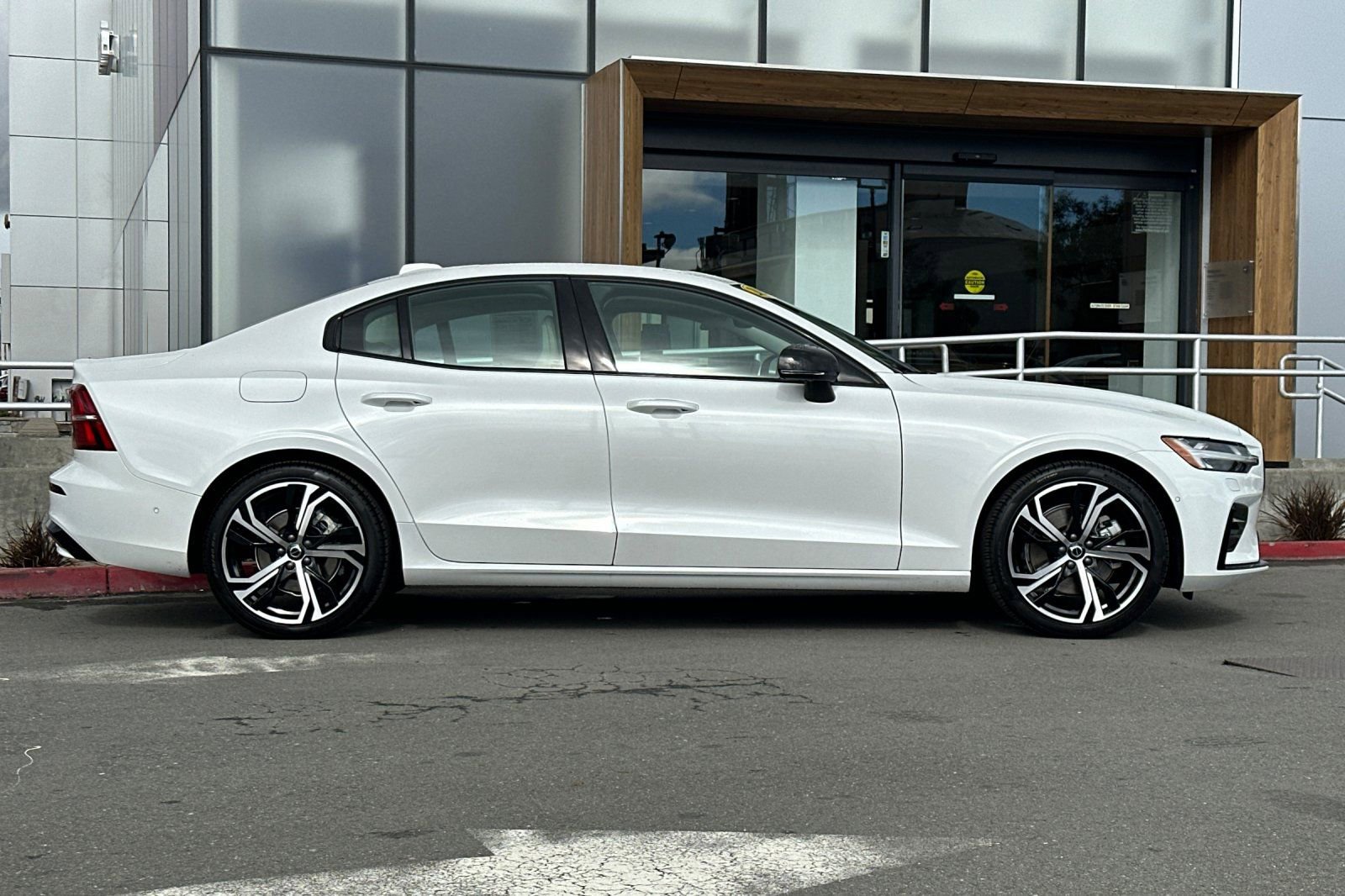 Certified 2024 Volvo S60 B5 Ultimate w/ Climate Package image 9