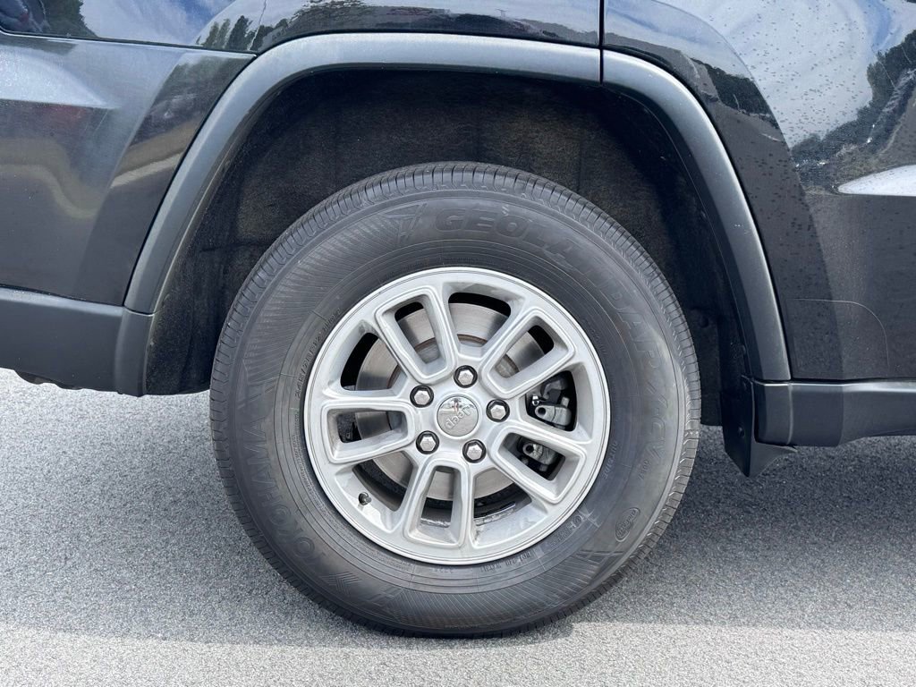 Used 2020 Jeep Grand Cherokee Laredo AWD/4WD image 36