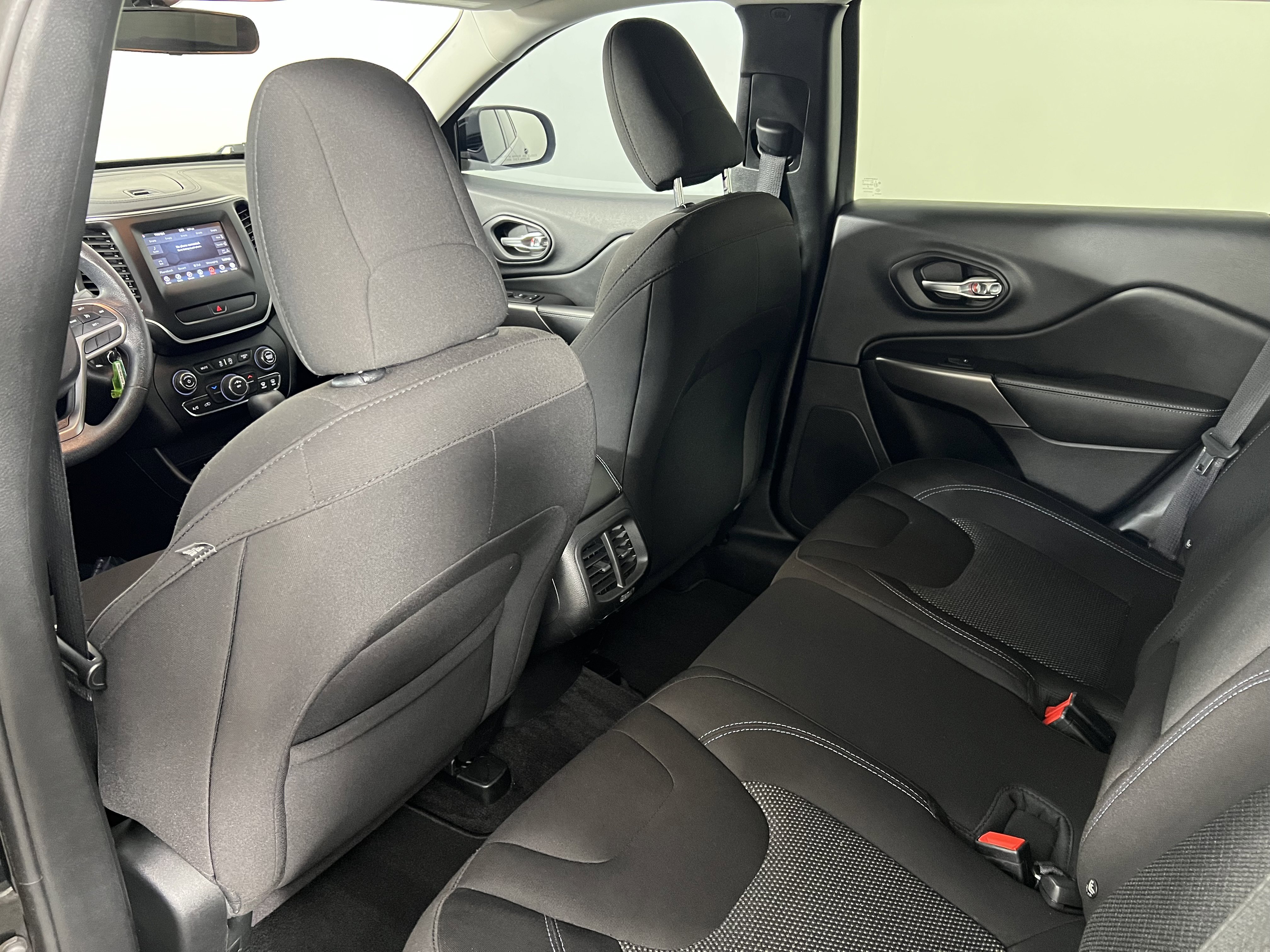 Used 2019 Jeep Cherokee Latitude w/ Popular Appearance Group image 20