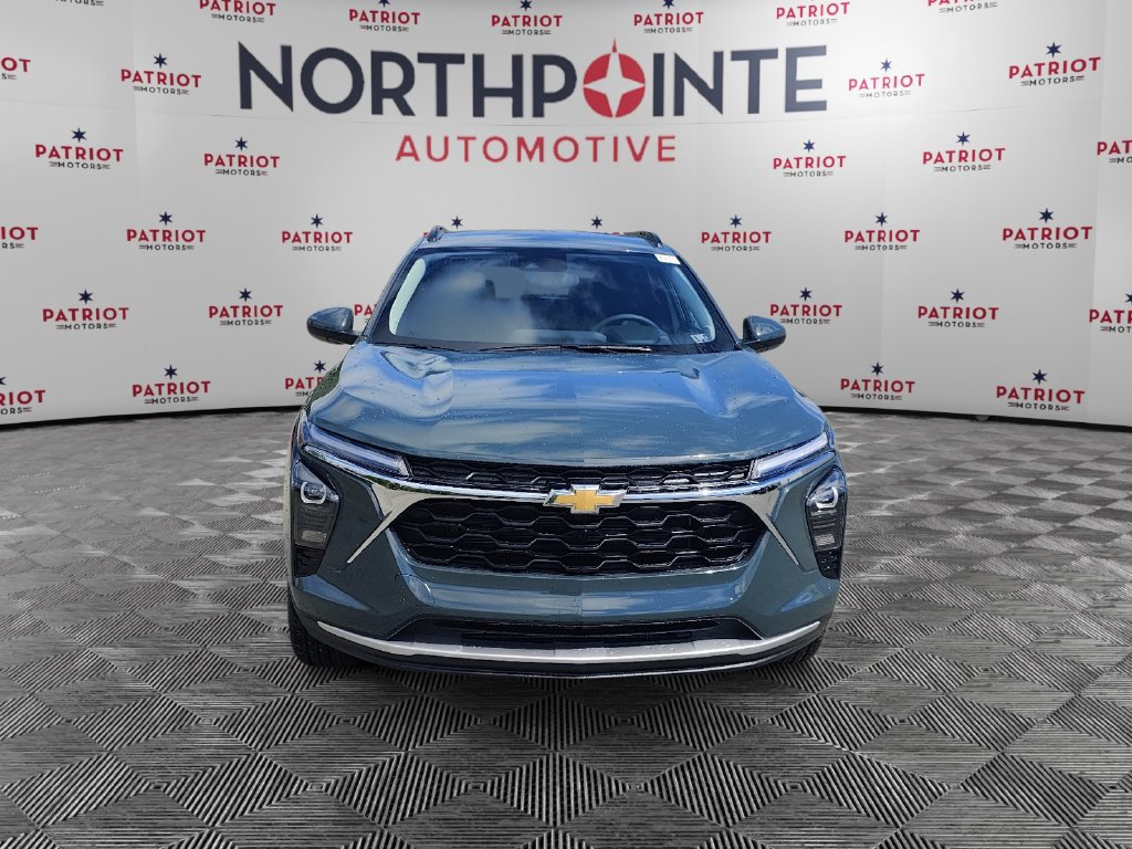 Used 2025 Chevrolet Trax LT FWD image 8