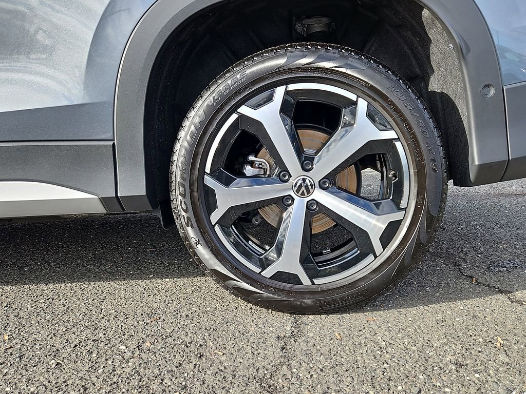 Certified 2025 Volkswagen Tiguan SE w/ Panoramic Sunroof Package image 9