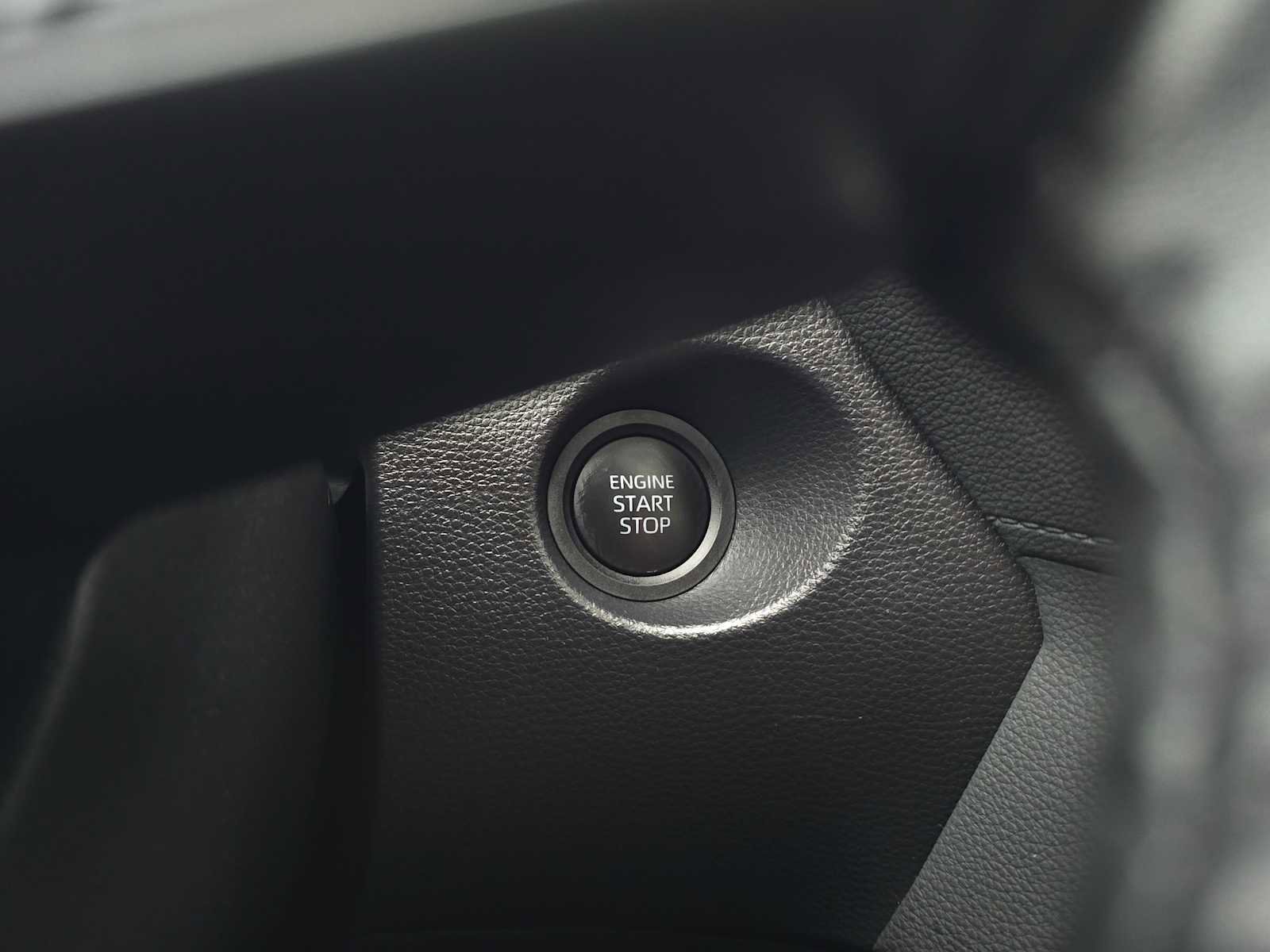 Certified 2025 Toyota Corolla Cross XLE image 30