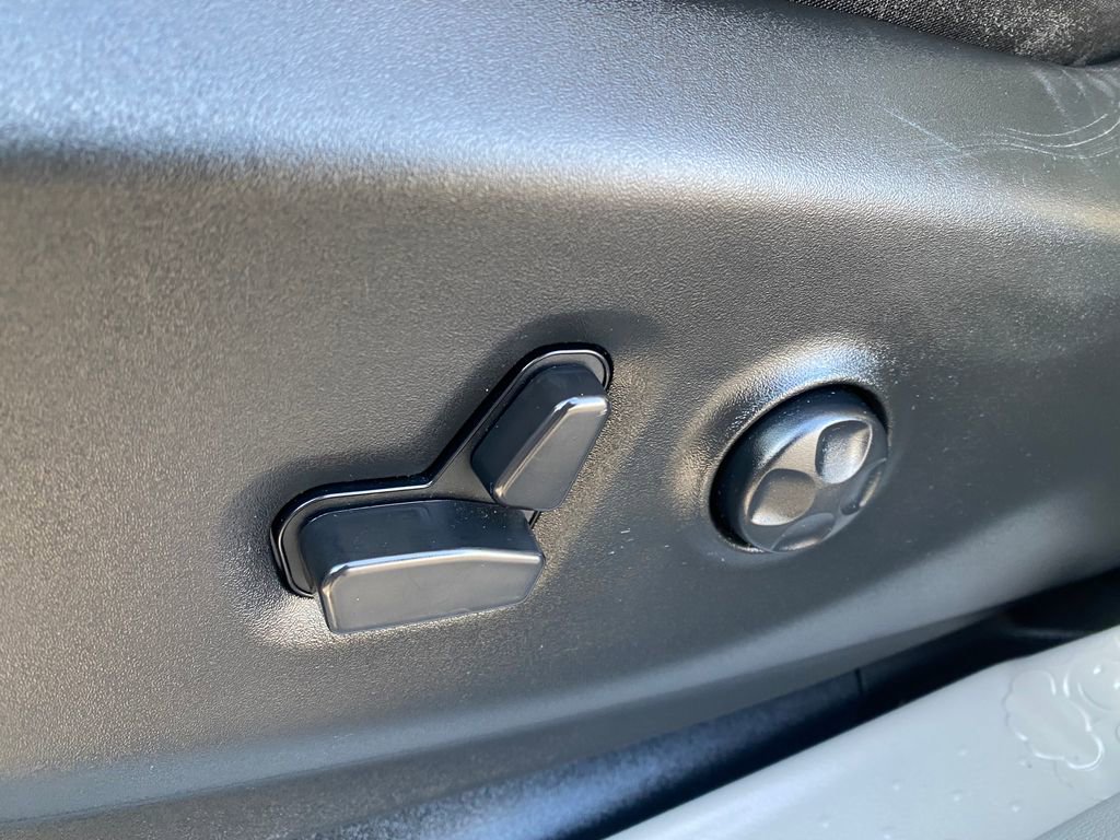 Used 2024 Chrysler Pacifica Select image 11