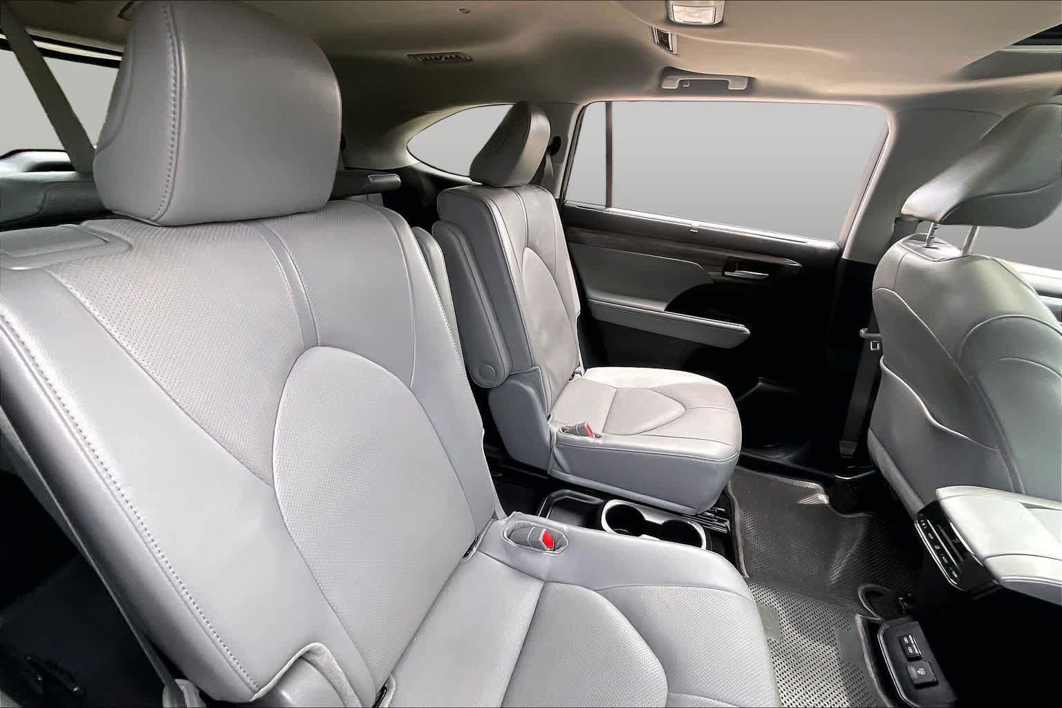 Used 2025 Toyota Highlander Limited FWD image 20