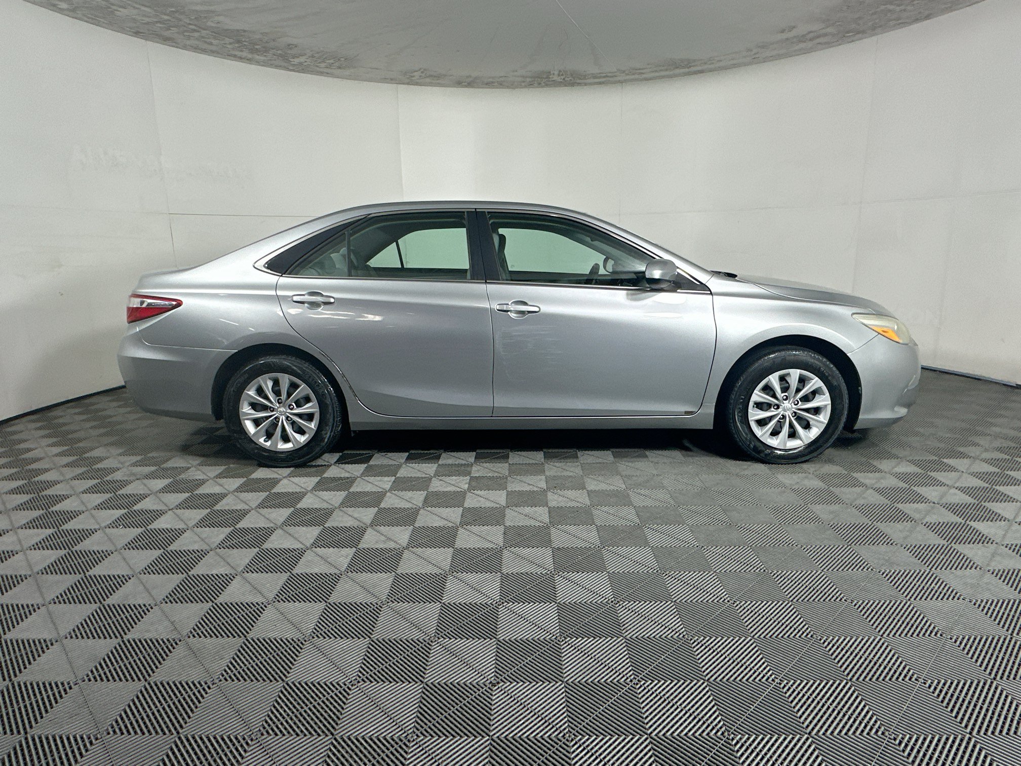 Used 2017 Toyota Camry LE FWD image 2