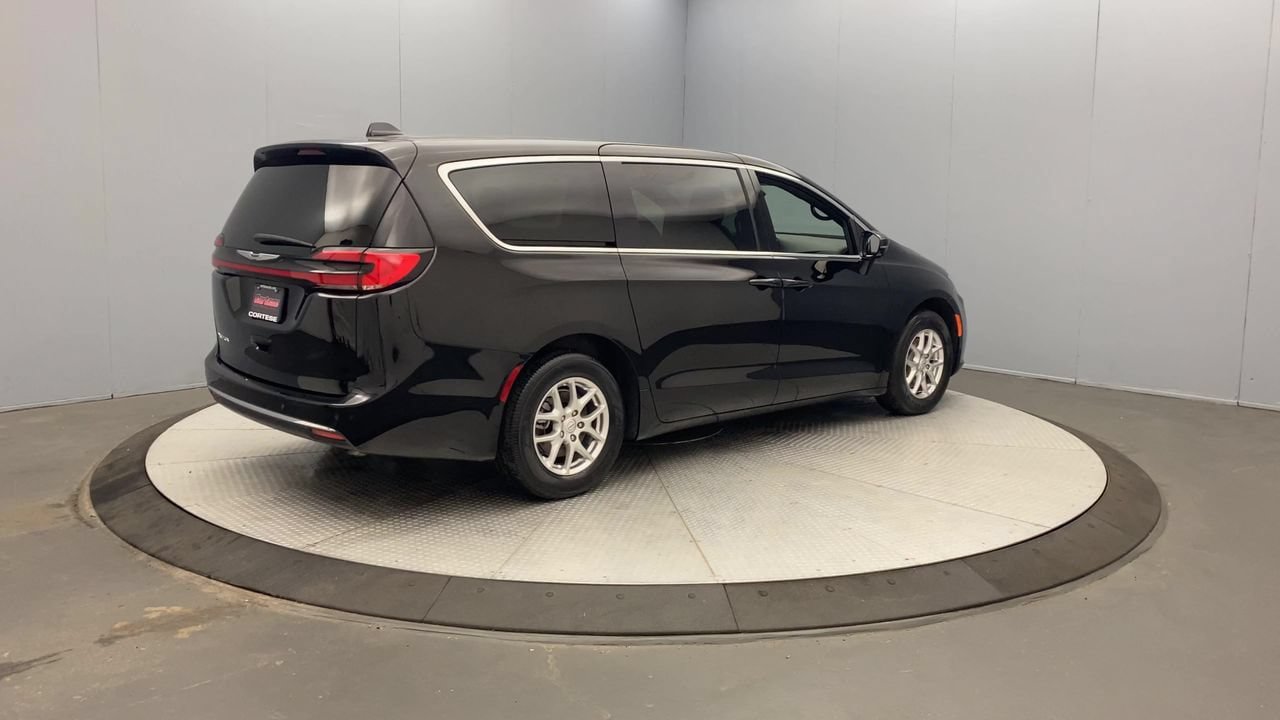 Used 2025 Chrysler Pacifica Select FWD image 5