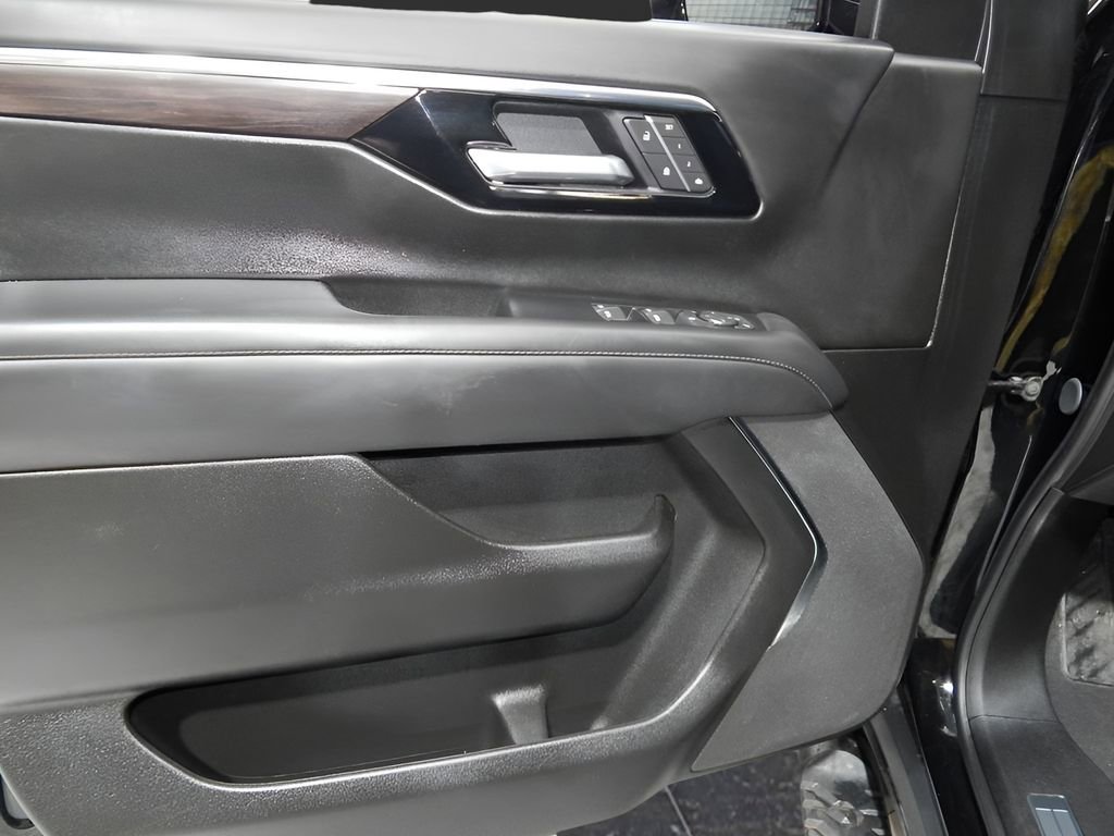 Used 2025 Chevrolet Suburban Z71 AWD/4WD image 16