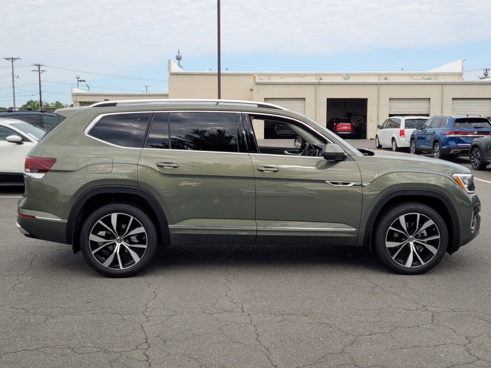 New 2026 Volkswagen Atlas SEL Premium R-Line image 2