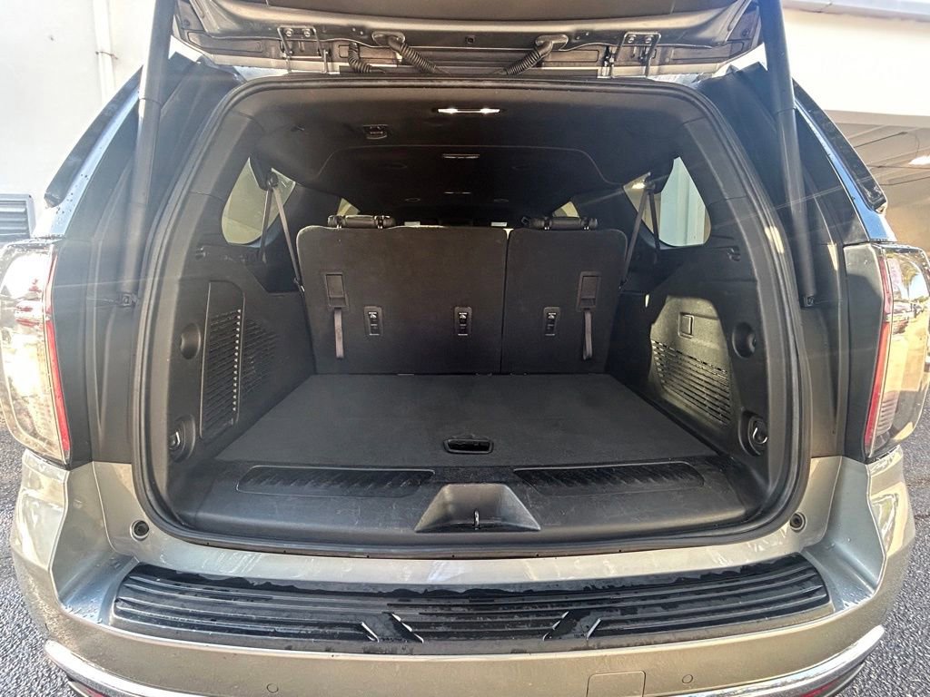 Used 2023 Chevrolet Suburban LT image 30
