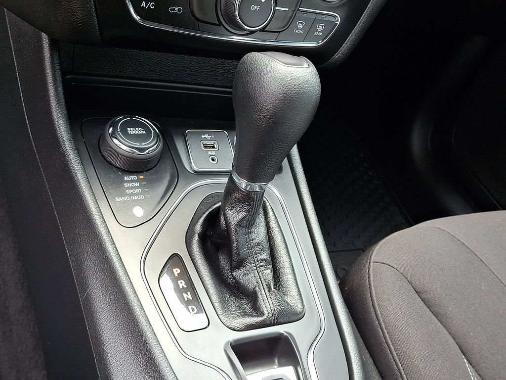 Used 2020 Jeep Cherokee Latitude w/ Cold Weather Group AWD/4WD image 22