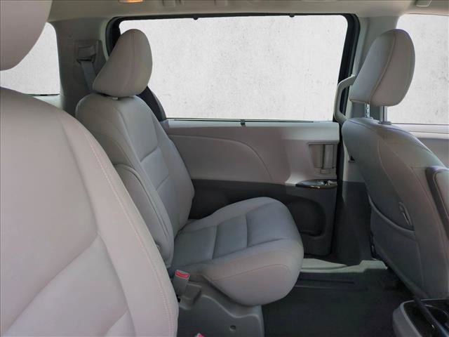 Used 2020 Toyota Sienna XLE w/ Entertainment Package FWD image 22