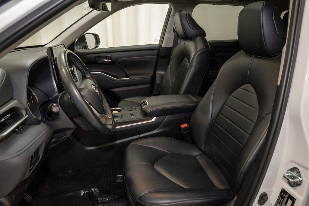 Used 2023 Toyota Highlander XLE image 12