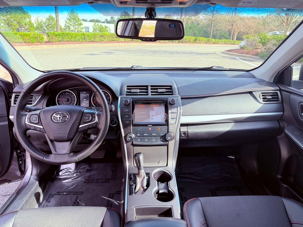 Used 2016 Toyota Camry SE w/ Moonroof Package image 10