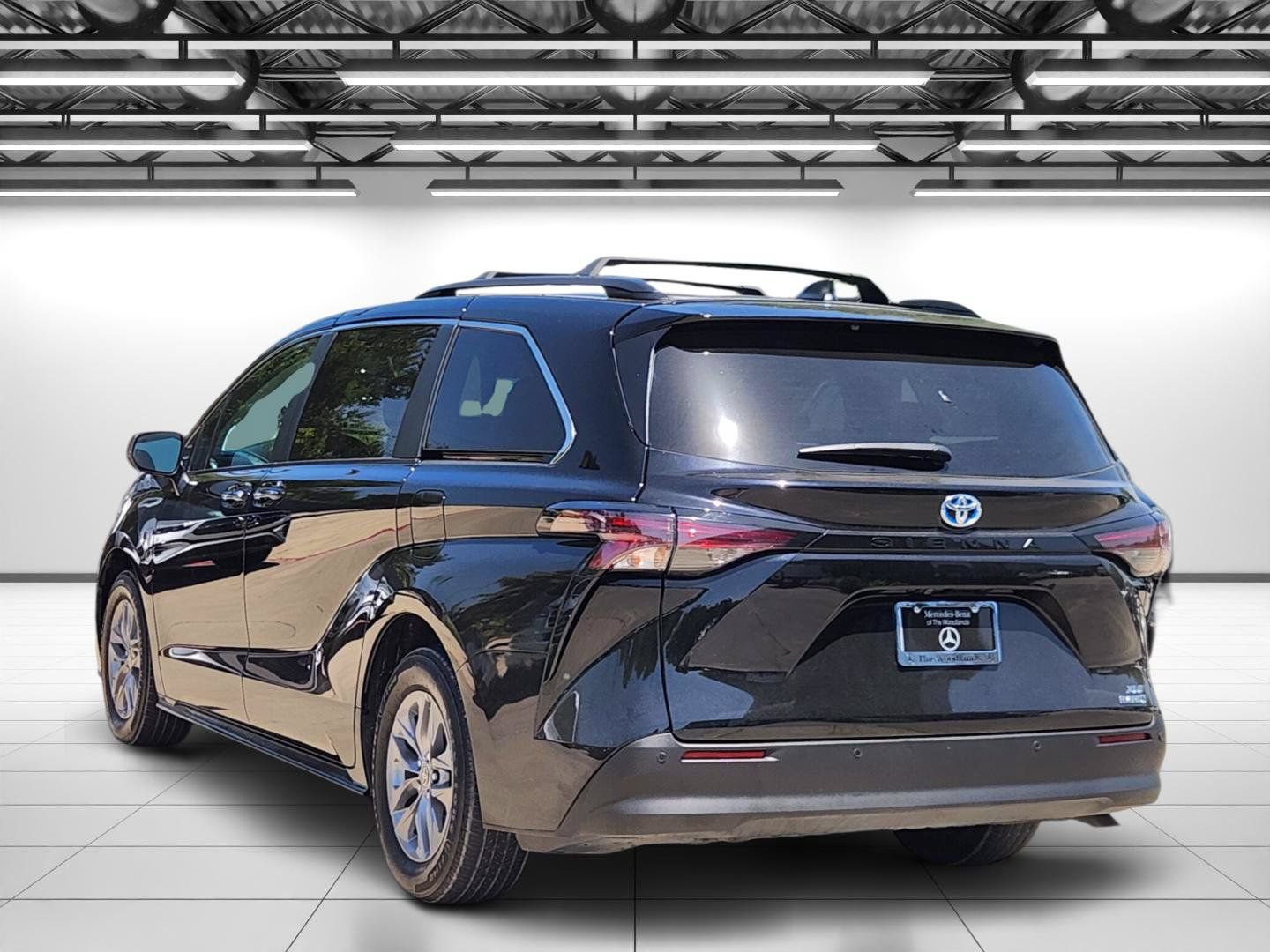 Used 2023 Toyota Sienna XLE FWD image 7