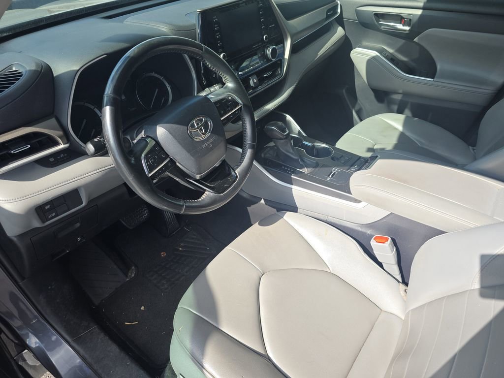 Used 2020 Toyota Highlander XLE image 16