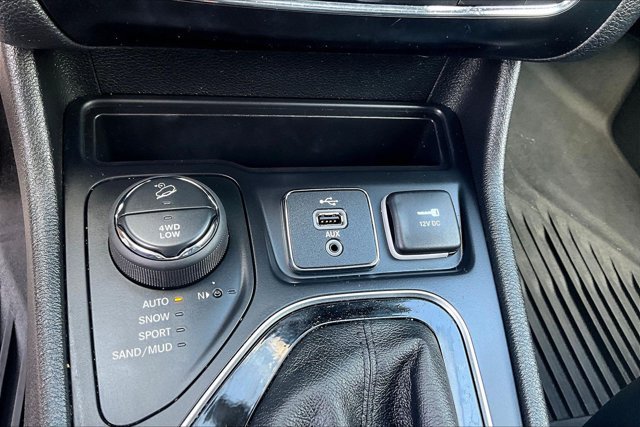 Used 2019 Jeep Cherokee Limited w/ Technology Group AWD/4WD image 16
