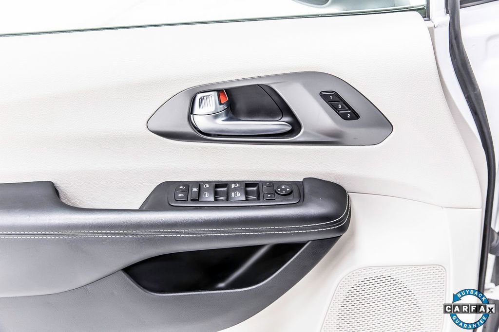 Used 2023 Chrysler Pacifica Touring-L image 22