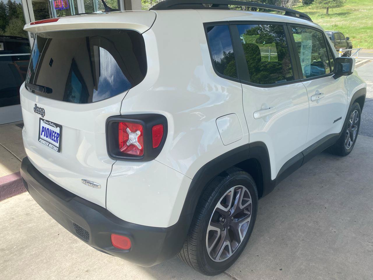 Used 2016 Jeep Renegade Latitude FWD image 7