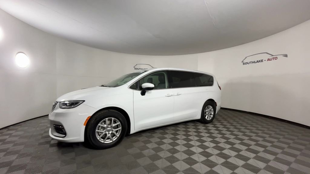 Used 2023 Chrysler Pacifica Touring-L image 4