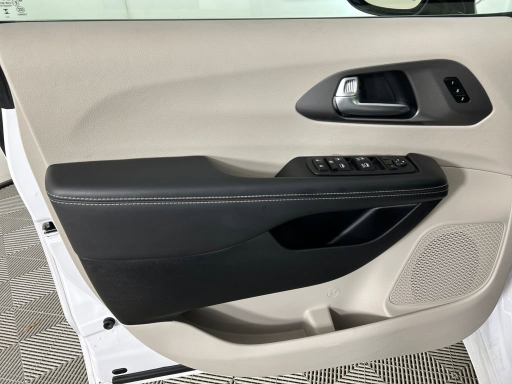 Used 2024 Chrysler Pacifica Touring-L image 11