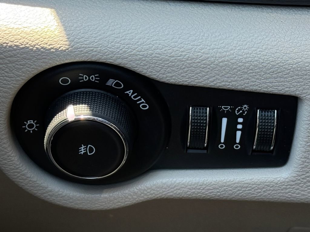 Used 2020 Chrysler Pacifica Touring-L FWD image 21