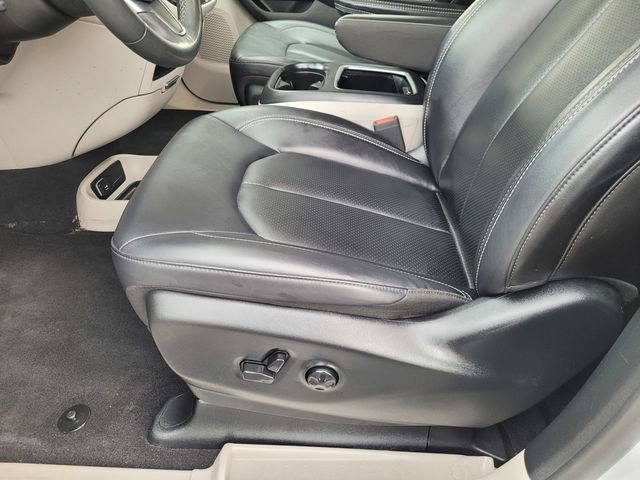Used 2024 Chrysler Pacifica Touring-L image 16