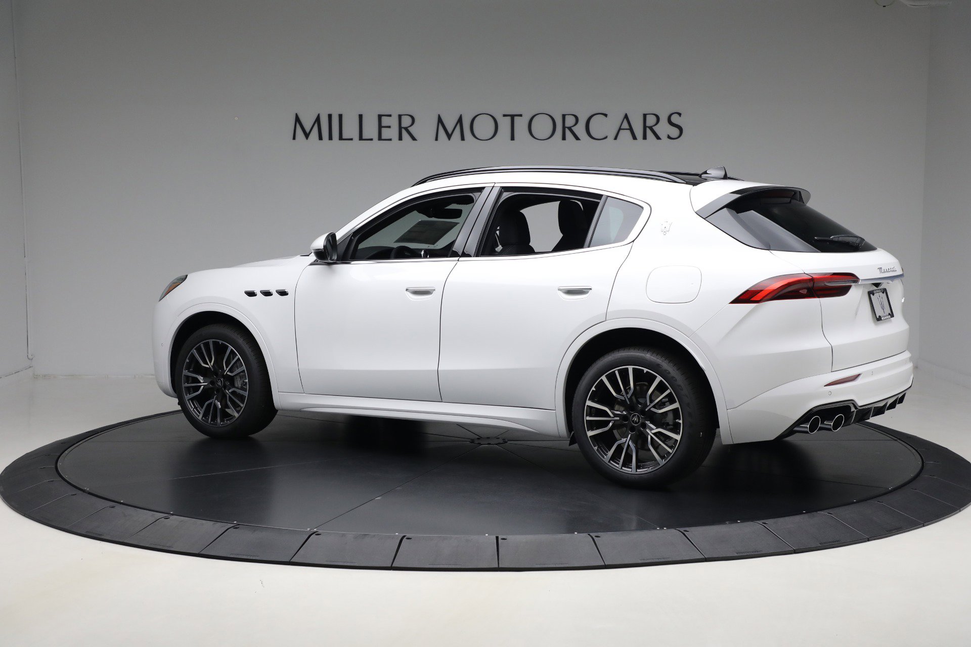 New 2025 Maserati Grecale GT image 4