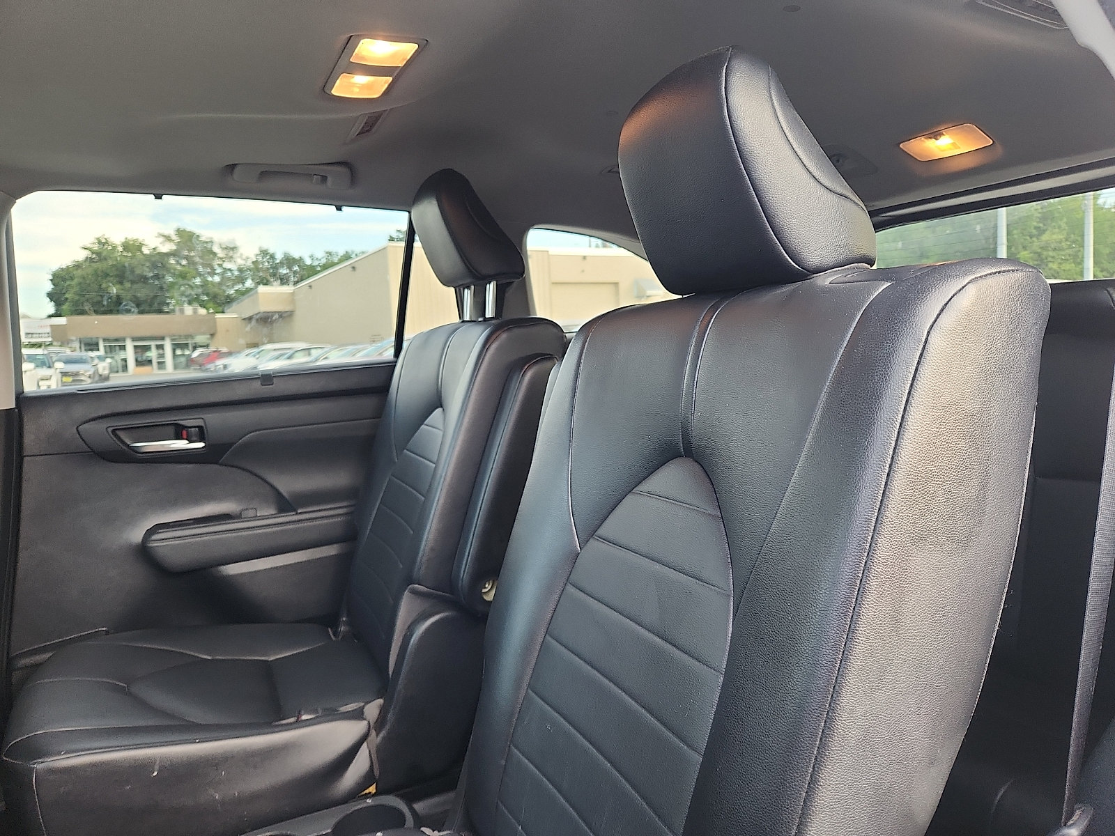 Used 2021 Toyota Highlander XLE AWD/4WD image 25