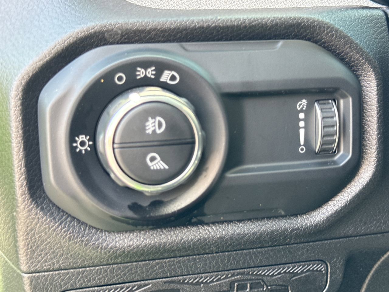 Used 2025 Jeep Gladiator Sport AWD/4WD image 15