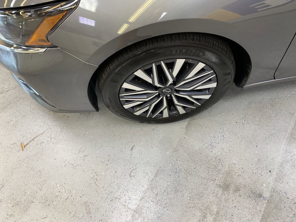 Used 2025 Nissan Altima 2.5 SV FWD image 11