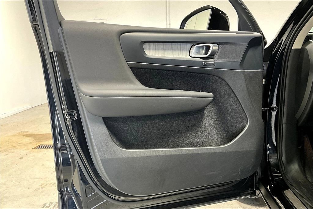 Used 2024 Volvo XC40 B5 Plus w/ Climate Package image 21
