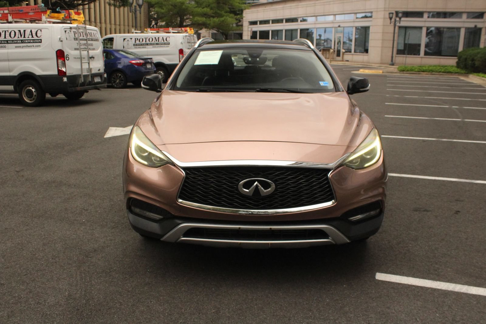 Used 2018 INFINITI QX30 Premium AWD/4WD image 3