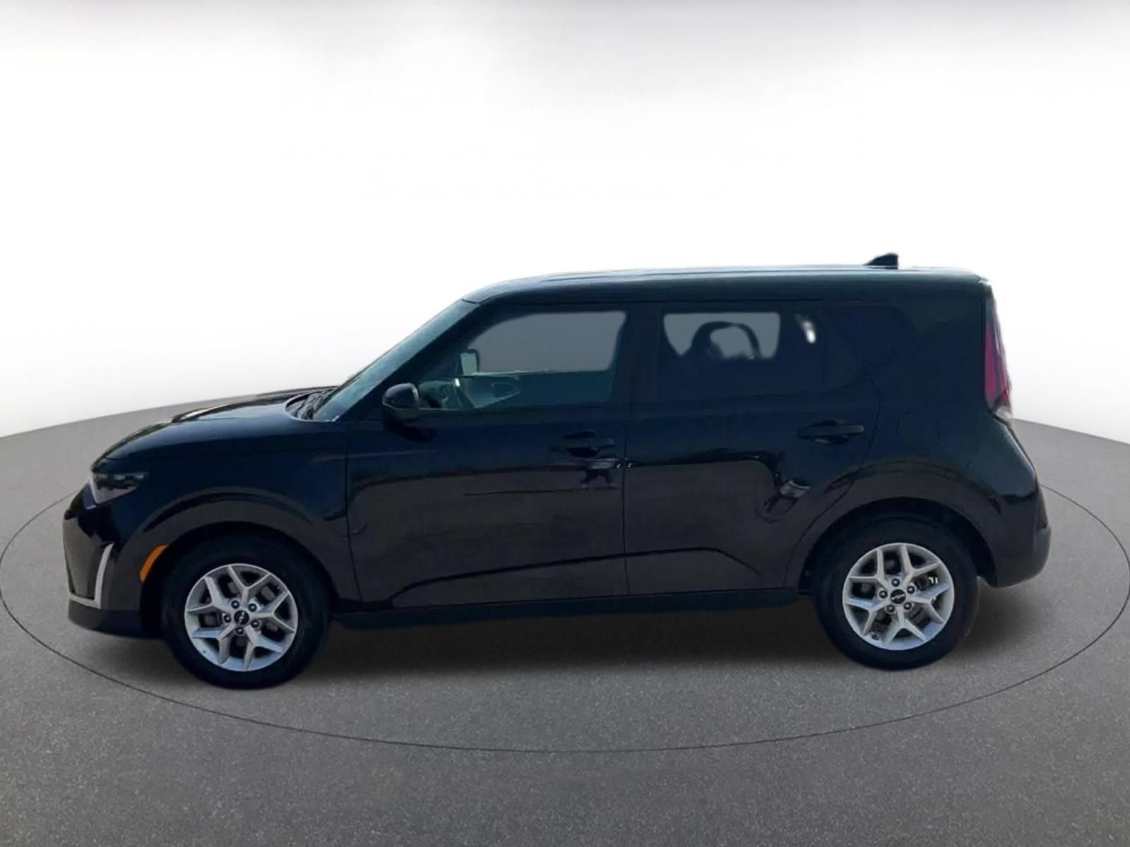 Used 2025 Kia Soul LX w/ LX Technology Package FWD image 9