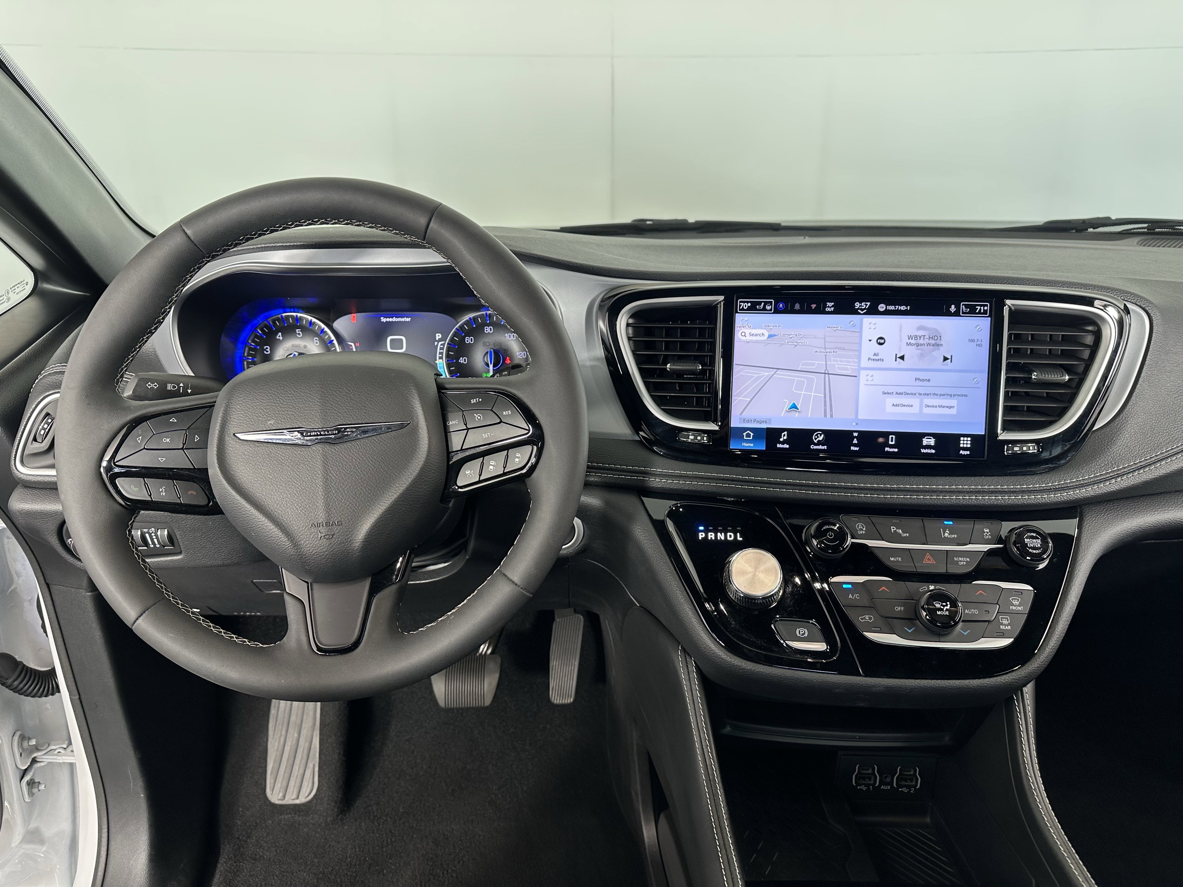 Used 2025 Chrysler Pacifica Limited image 3