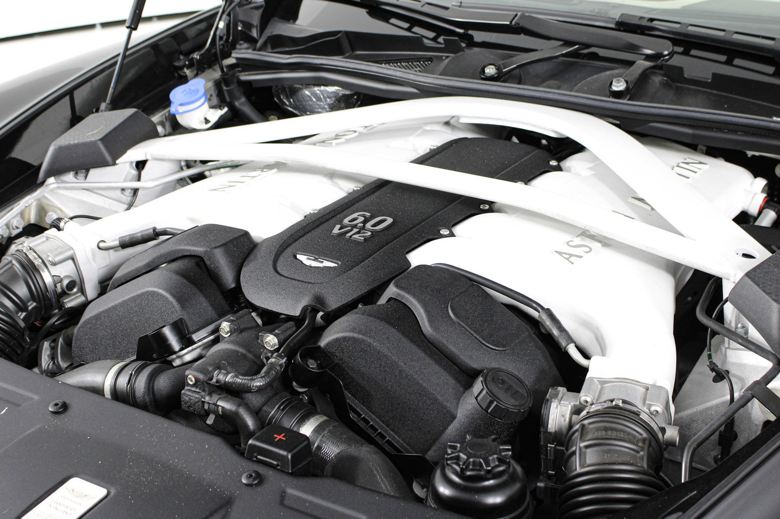Used 2014 Aston Martin Vanquish Volante RWD image 45