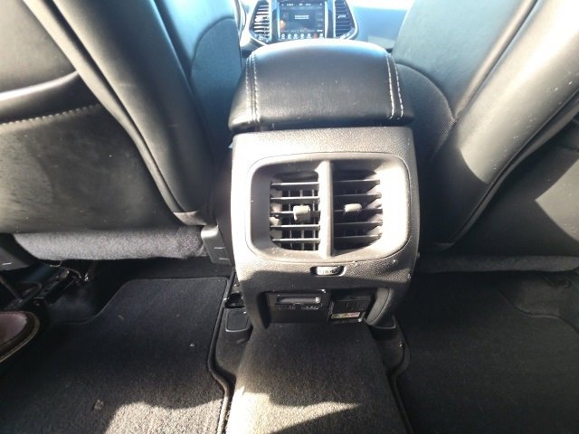 Used 2020 Jeep Cherokee Limited image 29