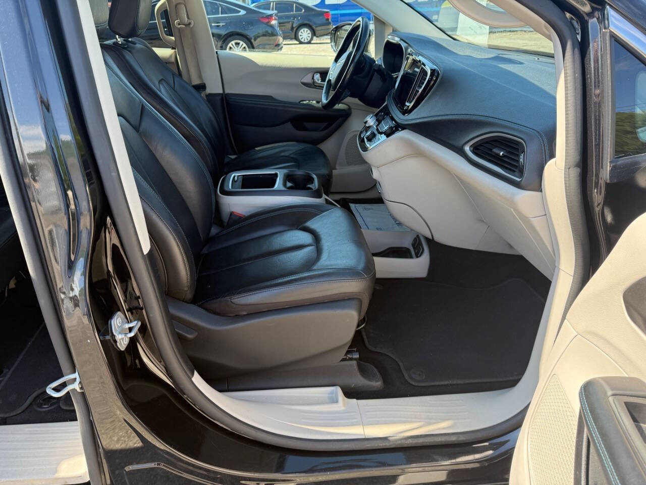 Used 2021 Chrysler Pacifica Touring-L image 11