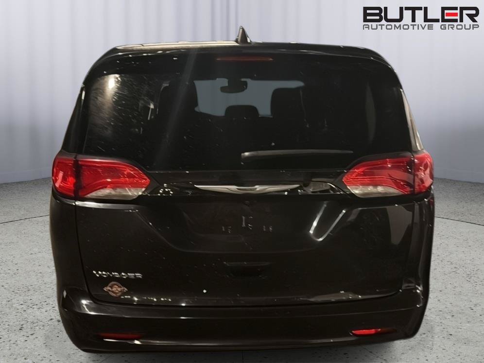 Used 2023 Chrysler Voyager LX FWD image 9