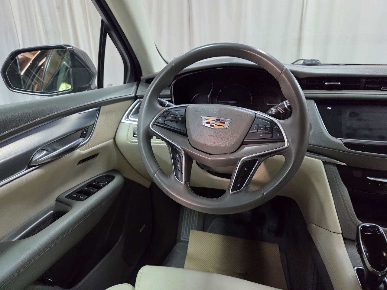 Used 2017 Cadillac XT5 Premium Luxury w/ Advanced Security Package AWD/4WD image 30