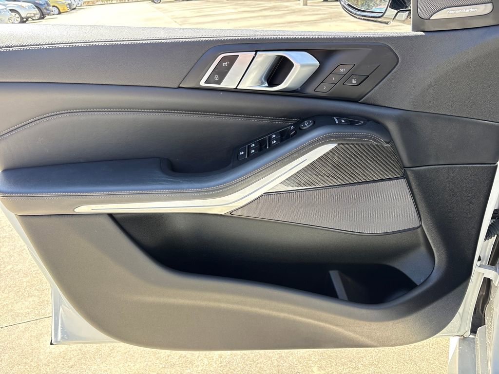 Used 2022 BMW X5 M50i image 16