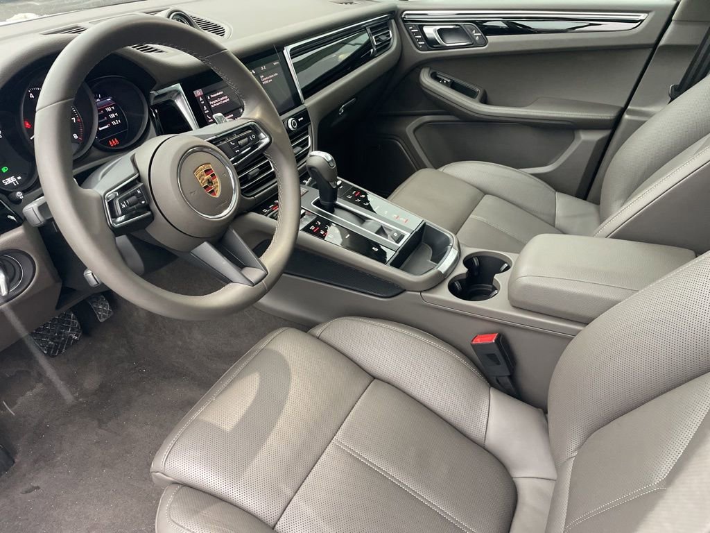 Certified 2025 Porsche Macan image 4
